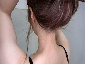 素人娘の全裸図鑑32　今時の女の子12名が恥らいながら脱衣していく様子をじっくり撮影した、変態紳士のためのヘアヌードコレクション　サンプル画像05